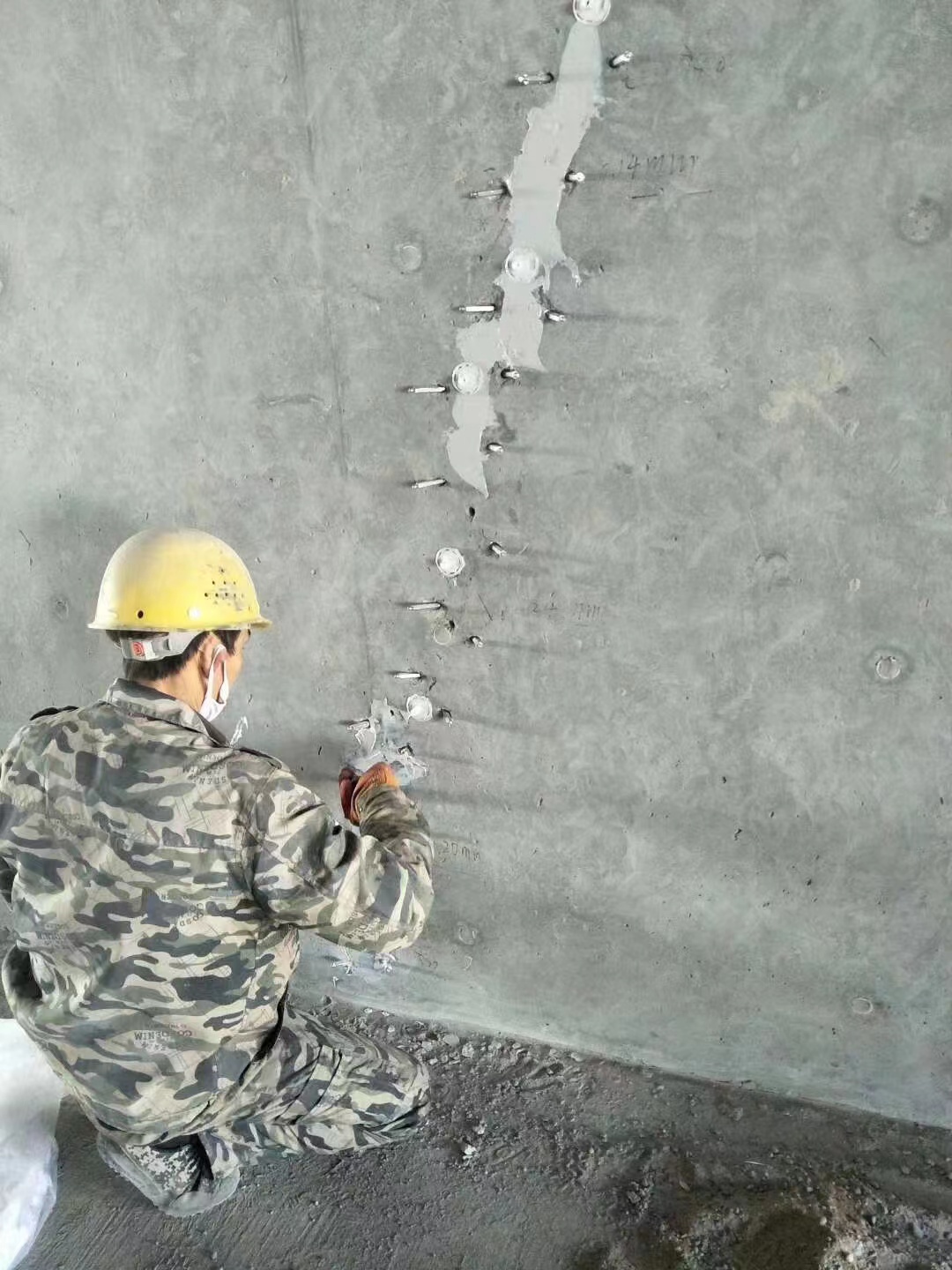 尼玛混凝土楼板裂缝加固施工的方案